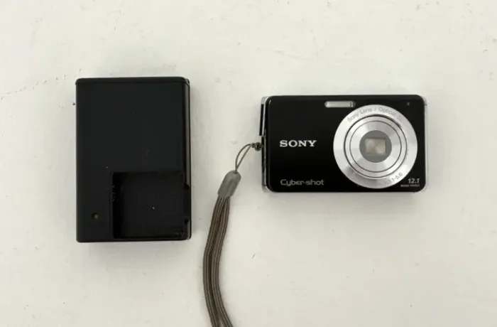 Câmera Digital Sony CyberShot DSC-W190 12.1 MegaPixels + Cartão de Memória 8GB