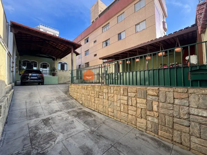 Casa de 4 quartos para alugar com 2 suítes e 7 vagas no bairro Sagrada Família em Belo Hor
