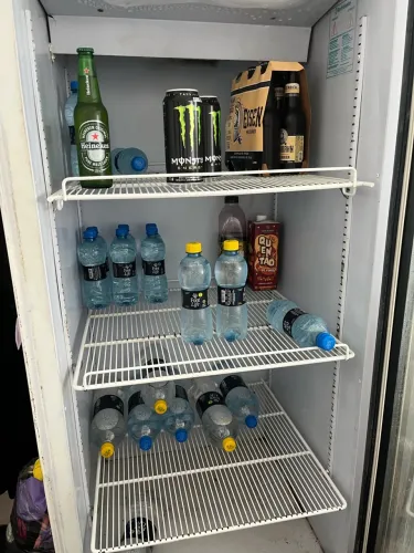 Geladeira expositora e estufa