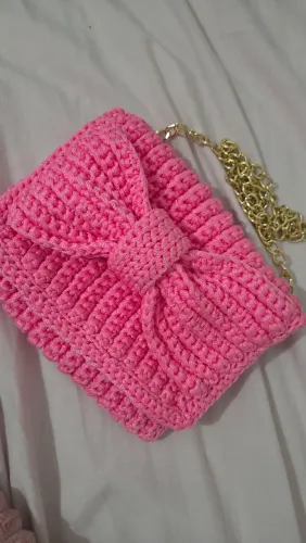 Bolsa de tricô em formato de laço