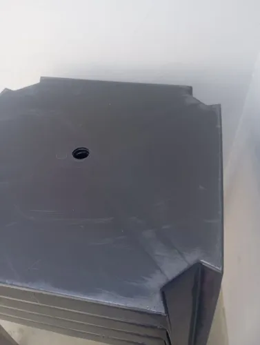 4 mesas pretas de plástico muito resistente,