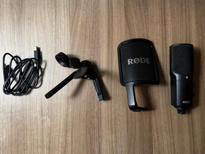 Microfone RØDE NT-USB + Suporte de Mesa + Cabo USB Original