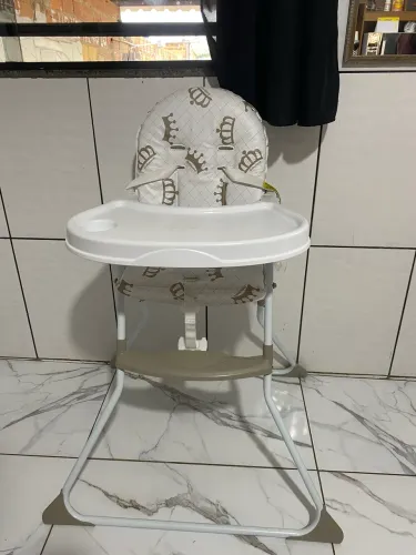 Vende se itens de bebê ( carrinho, berço, cadeira de alimentação)