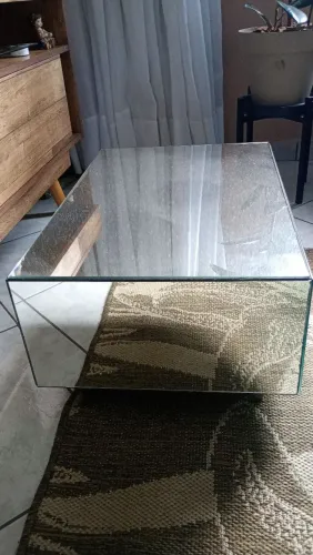 Vende-se mesinha de centro sala toda em vidro.