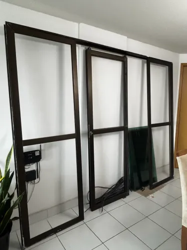 Vendo porta de alumínio/vidros