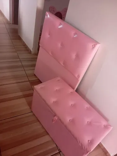 Cabeceira de cama e um baú