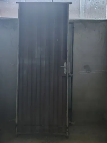 Portão Social de ferro 2,10 x 0,80 completo, com fechadura e batente, travado.