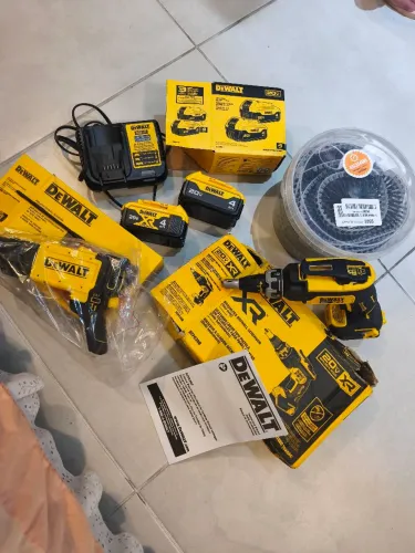 Kit Dewalt para Drywall, Parafusadeira + Acessório Para Pistola + Baterias + Carregador 