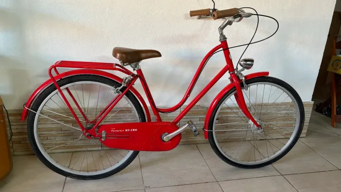 Bicicleta retrô importada vermelha