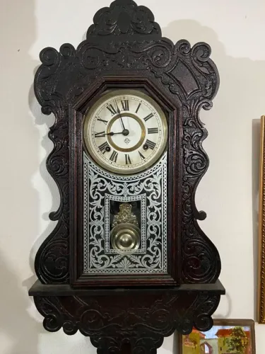Clássico relógio de parede com decoração vintage no vidro frontal
