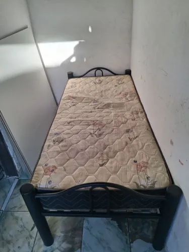 Cama tubular solteiro com colchão