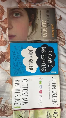 Vendo livros do John Green, incluindo a culpa das estrelas