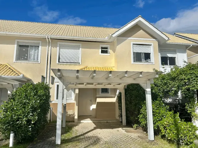 Casa de 2 suítes em condomínio no Morro das Pedras