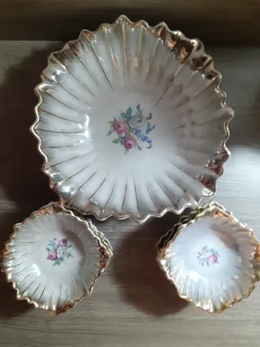 Antiguíssimo e Magnífico Conjunto de Sobremesas em Porcelana