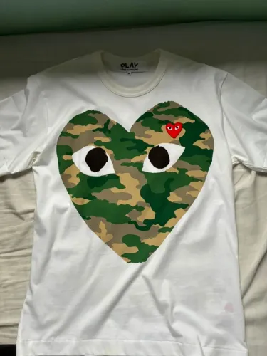 Camiseta Comme des Garçons (CDG) Play Camo Heart White