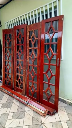 PORTA BALCÃO DE MADEIRA MACIÇA COM 4 FOLHAS E VIDROS - ÓTIMA OPORTUNIDADE