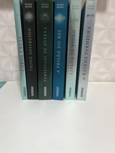 Coleção de A Rainha vermelha em perfeito estado com brinde a noveleta CoroaCcruel 