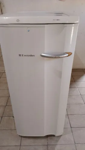 VENDO UM FREEZER VERTICAL