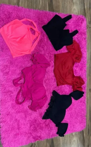 Roupas femininas.blusinhas Tamanho M Shorts tamanho 42 e 44 .Todas semi-novas desapegando