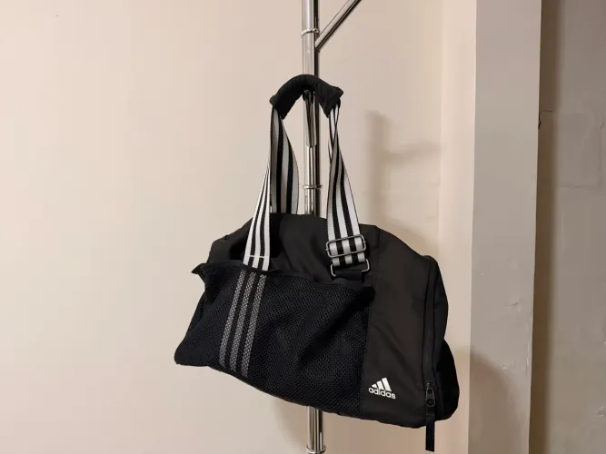 Bolsa adidas com 2 divisões com zíper e 2 telinhas laterais(mesh)