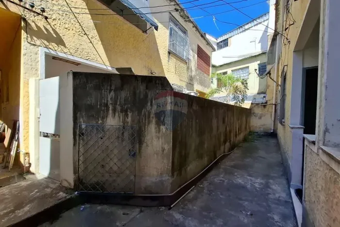 Casa térrea de Fundos, Quarto e Sala, Sol da Manhã, à Venda em Vista Alegre - Rio de Janei