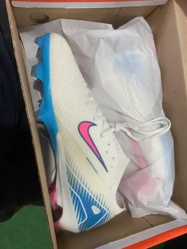 Chuteira diretamente da loja da Nike de São Paulo para Porto velho Rondônia tamanho n°41