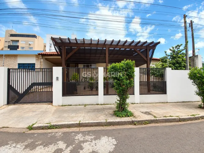 Casa com 240 m² à venda no Chácaras Pietraróia, em Londrina