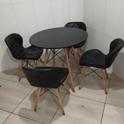 Mesa com 4 cadeiras estofadas.