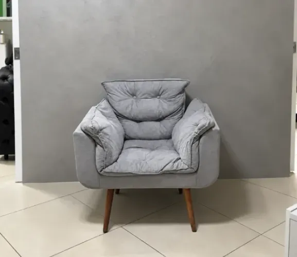 Poltrona Retrô em Suede Cor Cinza com Pés de Madeira