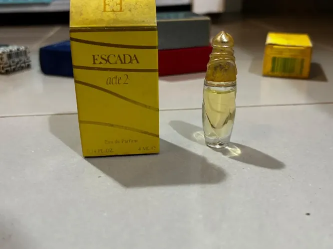 Miniatura perfume escada act 2- item raro de colecionador