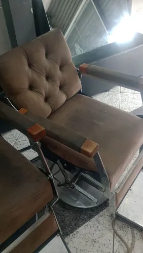 vende-se  cadeira de barbeiro ? com um espelho e bancada tbm