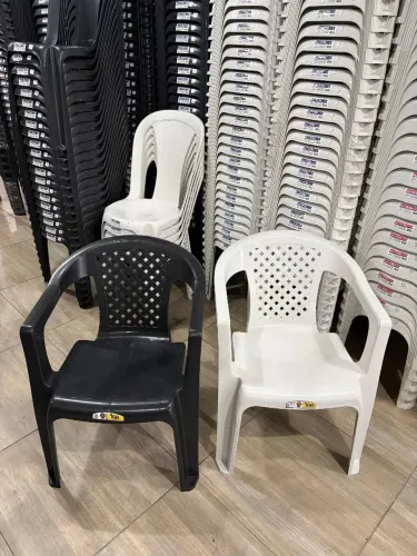 Poltrona de Plástico Elegance Reforçada _Suporta até 152kg,Na Cor Preta e Branca.