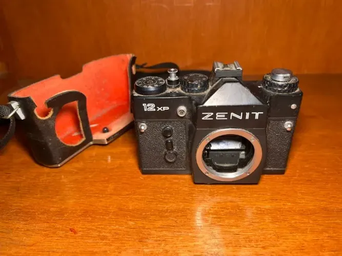 Câmera Analógica Zenit 12XP Temporizador funcionando e Case de Couro - Sem Lente -RELÍQUIA