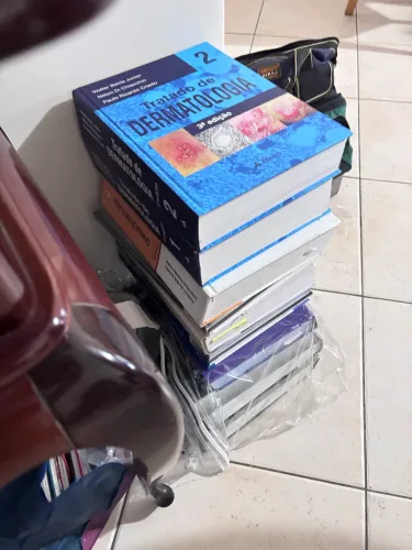 Livros de dermatologia para doação em Brusque