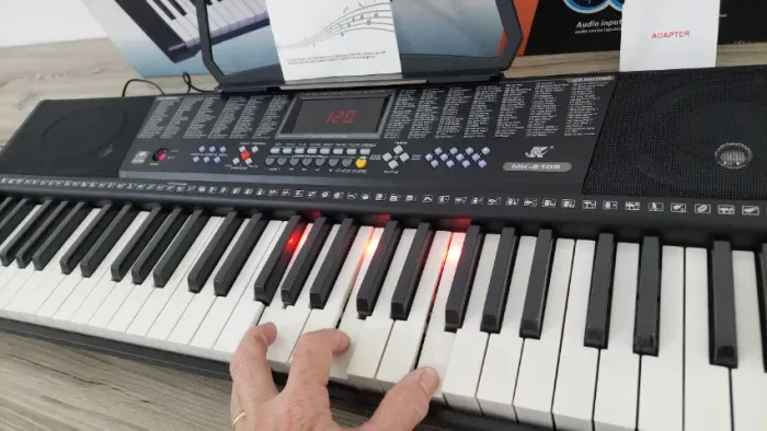 Teclado Musical Arranjador Meike MK-2108 - USB -Visor LCD - 61 Teclas Iluminadas (Novo)