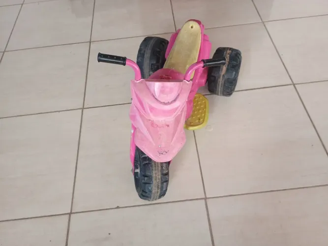 Moto elétrica infantil.