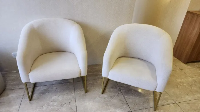 Poltronas com dourado