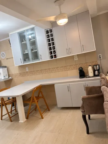 Cozinha linda mesa e armário modulado de cima e baixo