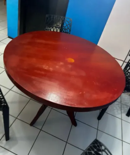 Mesa de jantar redonda em madeira, feita sob medida.