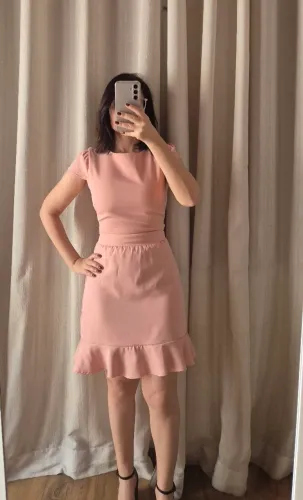 Vestido social rosa, tamanho P, a R$ 50,00