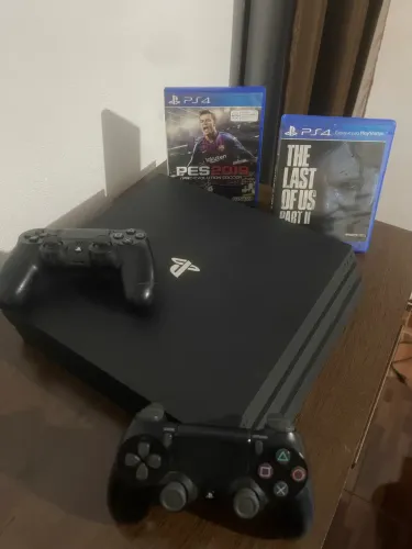 Playstation 4 pro e 2 controles