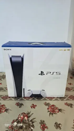 Playstation 5 com versão de disco, em ótimas condições.