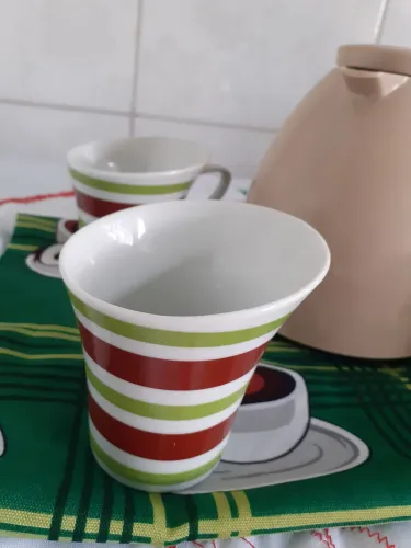 Vendo 4 xícaras e uma batedeira.