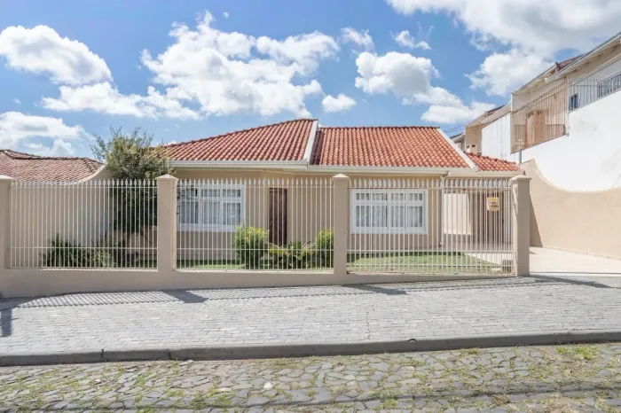 Casa Térrea Para Venda E Locação, Com 03 Quartos, 05 Banheiros, Piscina E 310 M²