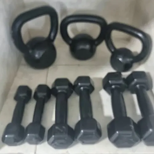 Lote de pesos: 3 kettlebells, halteres e caneleiras