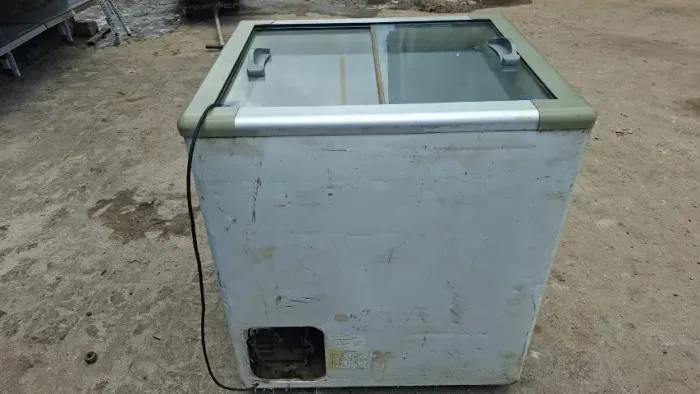 Freezer porta de vidro, funcionando perfeitamente. Valor: 1.270,00 reais.