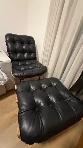 Poltrona com Puff estilo costela - Couro Preto - nova