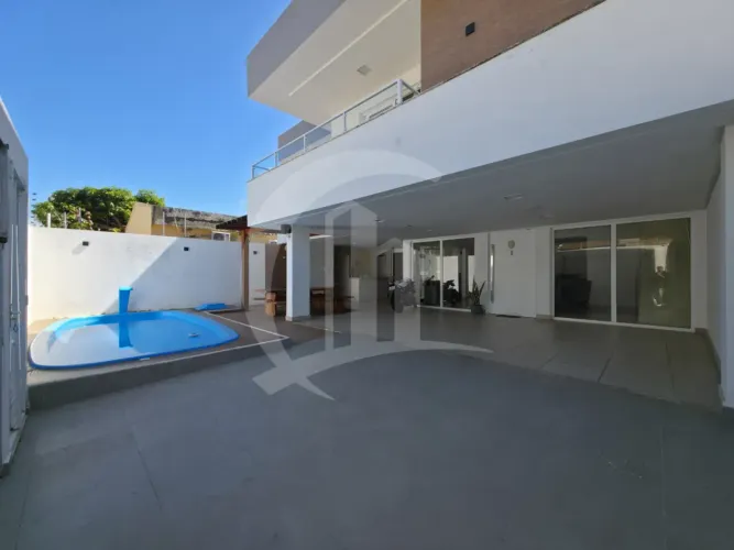Casa na Farolândia com 348m², piscina, suíte master e espaço para toda a família