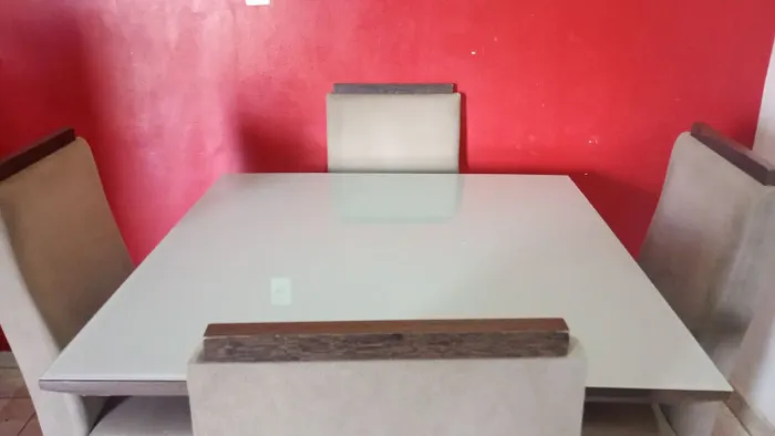 Mesa laqueada quatro cadeiras tampa de vidro cadeiras estofados