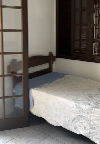 Cama de madeira solteiro + colchão